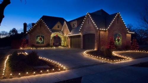 this image shows West Sacramento residential Christmas Lights in Sacramento, CA