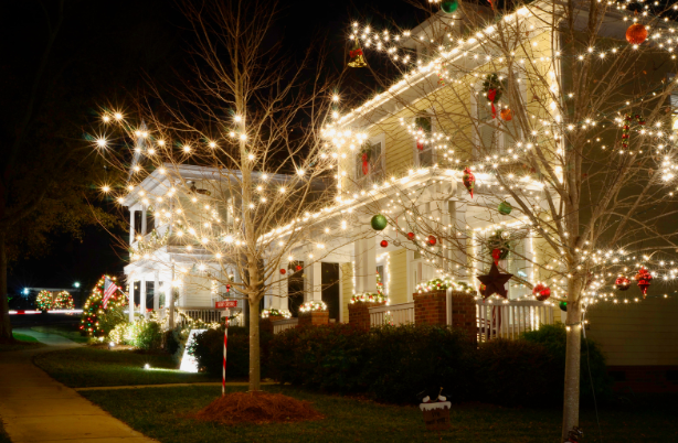 Roseville-Christmas-light-intsllation this image shows Christmas lights installation in Roseville, CA